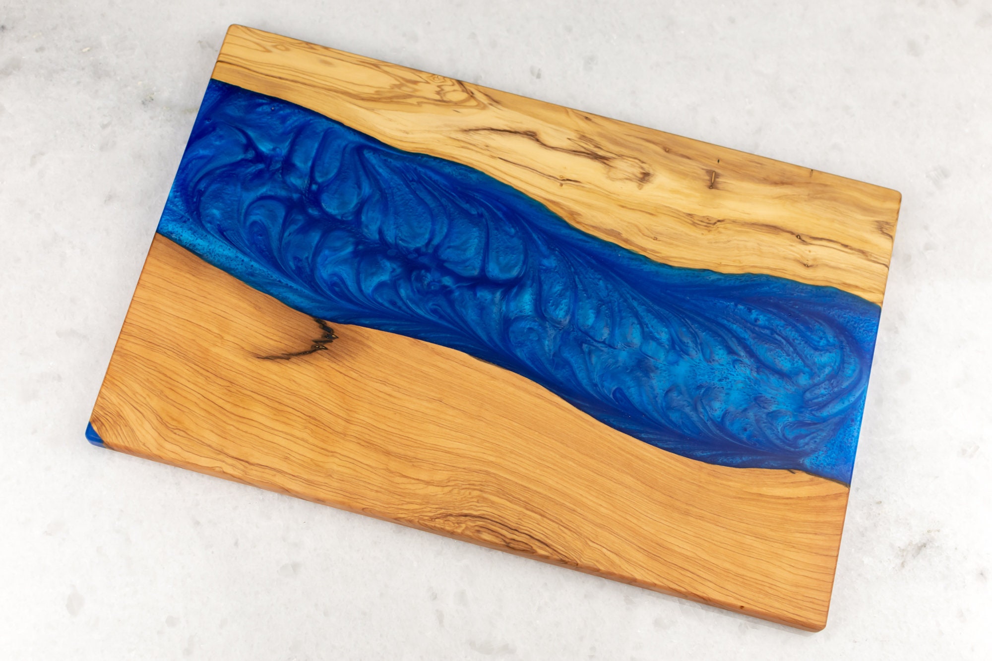 Holz Epoxidharz Servier Schneidebrett in Blau Handgefertigtes Holzbrett im  Unikat MadeOfOliveWood Design