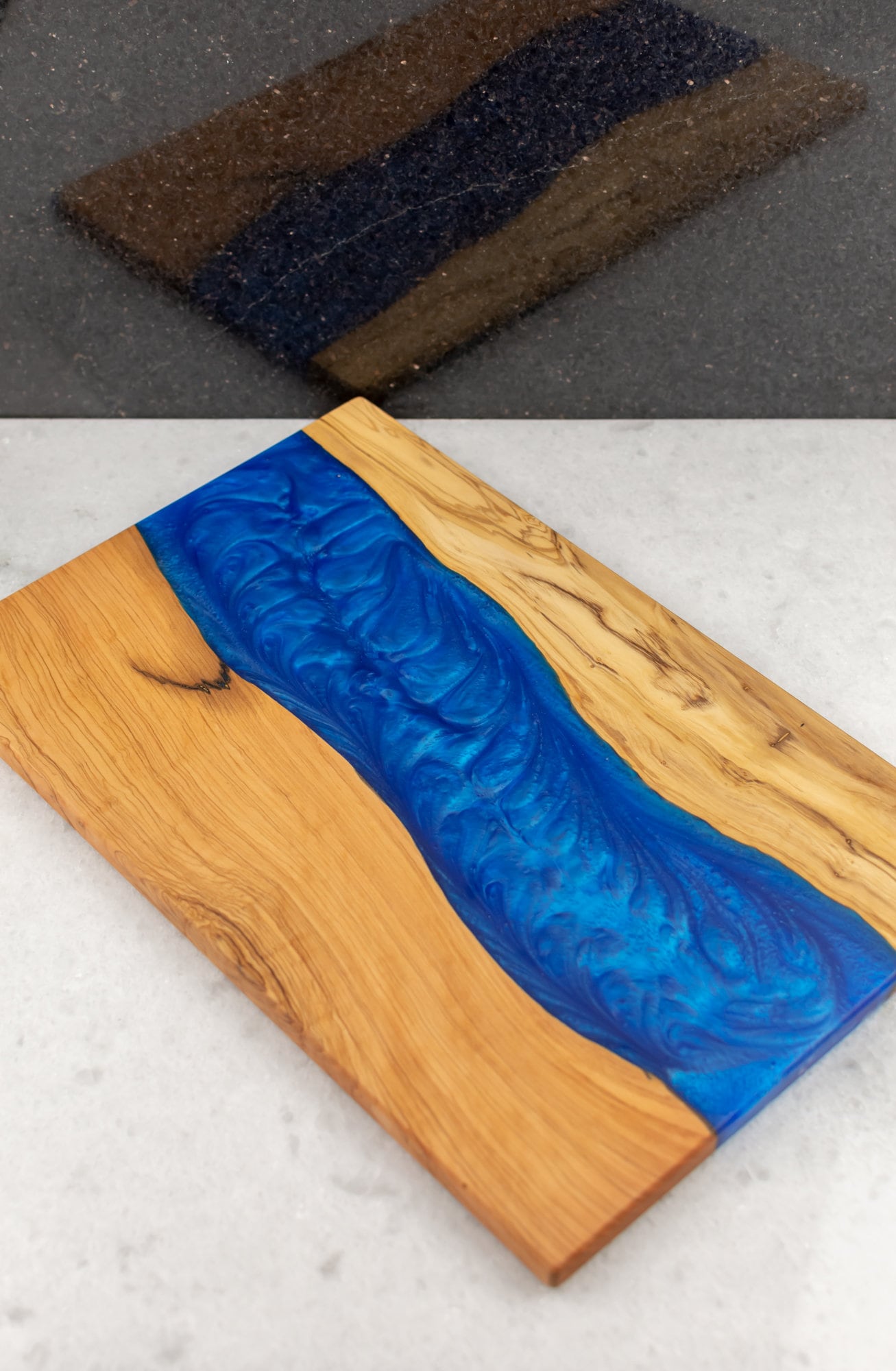 Holz Epoxidharz Servier Schneidebrett in Blau Handgefertigtes Holzbrett im  Unikat MadeOfOliveWood Design