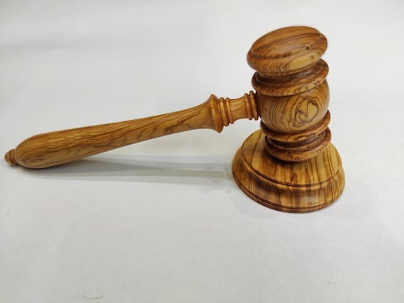手作りのオリーブウッド製裁判官用木槌｜スタンド付き木製オークション