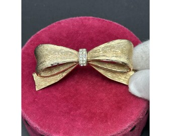Superbe broche vintage signée SA avec nœud en strass doré brossé
