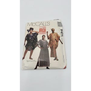Może przedstawiać: Koperta z wykrojem krawieckim McCall's P471 dla African Fashions. Biała papierowa koperta zawiera ilustracje trzech różnych stylów odzieży, w tym krótkiej sukienki, długiej wzorzystej sukienki z rozcięciami po bokach oraz długiej tuniki.
