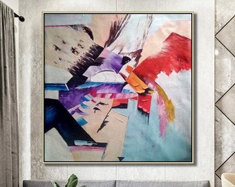 Puede incluir: Pintura abstracta con formas geométricas en tonos de rosa, rojo, azul, morado y blanco. La pintura está enmarcada en oro y cuelga de una pared en una sala de estar moderna.