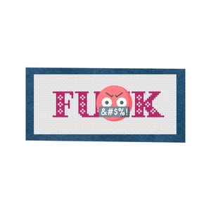 Peut inclure: Motif de point de croix avec le mot "F*CK" en lettres roses, avec un visage emoji en colère. Le motif est posé sur un fond blanc et encadré d'une bordure bleue.