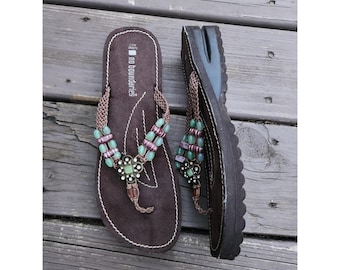 Sandalias de plataforma estilo vintage Y2K No Boundaries con cuña bohemia y cuentas marrones, talla 8.5