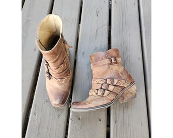 Stivaletti Latigo Paz in pelle marrone con fibbia intrecciata, stile western boho, taglia 7.5 M