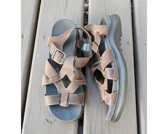 Sandalias de pescador Skechers estilo vintage Y2K de cuero marrón con plataforma gruesa y hebilla, talla 7