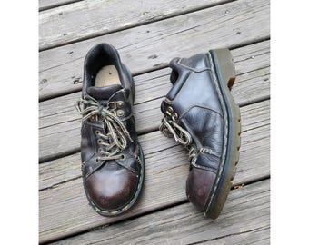 Sapatos Oxford Dr. Martens 8A12 em couro marrom, fabricados na Inglaterra, tamanho 11 (Reino Unido) / 12 (EUA) para homem.