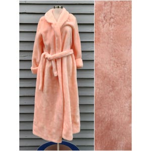 Robe de chambre vintage années 60 Glam Charm en tissu Borg rose pêche, longue, en fausse fourrure, taille L