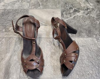 Sandalias de plataforma vintage Y2K de los años 90 con tacón de bloque con tachuelas de piel sintética marrón y tira en T de 8.5"