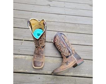 Stivali da cowboy vintage Tony Lama in pelle marrone con croce ricamata, punta quadrata, taglia 7.5 (USA).