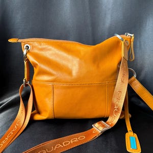 2000er Jahre Luxus Italienische Marke Super Qualität Weiches Leder Cross Body Bag Schultertasche Clutch in Orange Braun/Leichte Praktische Tasche/Größe S