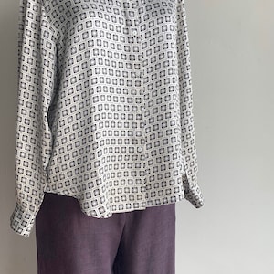 90s Mulberry Silk Blouse Shirt Top in Geometric Print/White & Black Loose-fit Silk Shirt/Professor Expert Office Lady Silk Blouse/Size M-L