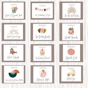 Peut inclure: Ensemble de douze cartes carrées avec des bordures marron et des intérieurs blancs. Chaque carte présente des illustrations et du texte, avec des images de fleurs, d'arcs-en-ciel et de cœurs. Les cartes comportent des phrases telles que « Besoin d'une gâterie spéciale » et « Besoin d'essence ».