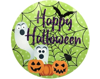 Könnte beinhalten: Ein runder Aufkleber in Grün und Weiß mit einem Spinnennetz-Design. Der Aufkleber sagt "Happy Halloween" in lila und schwarzen Buchstaben. Auf dem Aufkleber sind zwei Geister und zwei Kürbisse zu sehen.