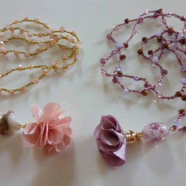 Collana realizzata ad uncinetto con filo laminato rosa, cristalli, pietra dura e fiore