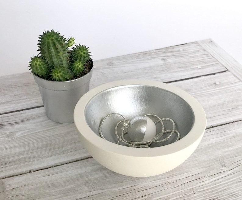 Housewarming gift Plaster bowl for small accessories White plaster jewelry holder Decorative tray Candle holder Small present Handmade