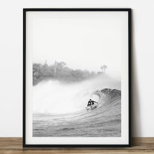 Ein Mann surfen in der halben Röhrenwelle Schwarz-Weiß-Surfing-Fotografie. Druckbare Kunst. Bereit zum Ausdrucken für jedes Verhältnis.