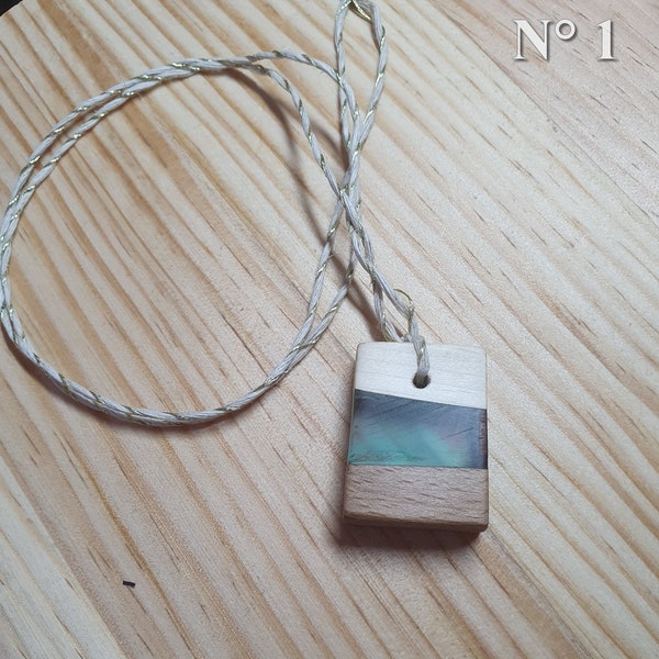 Colliers pendentif bois et résine verte (modèles 01 à 10)