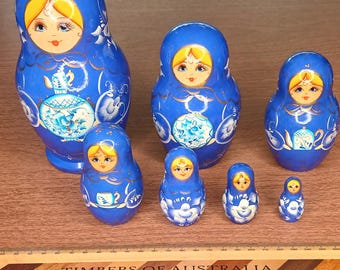 Autentico set di matrioske russe da 7 pezzi dipinte a mano – Stile Gzhel blu – Firmato "AA"