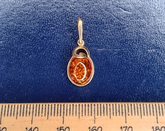 Ciondolo classico color cognac in oro 14 carati e ambra baltica autentica.