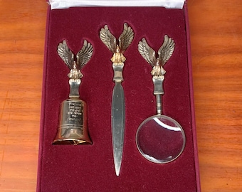 Set da scrivania direzionale vintage Baldwin in ottone con aquila - 3 tagliacarte, lente d'ingrandimento, campanello Isaia 40:31