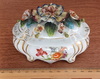 Scatola portagioie/bonbonniere in porcellana antica, stile viennese reale, a forma di alveare.