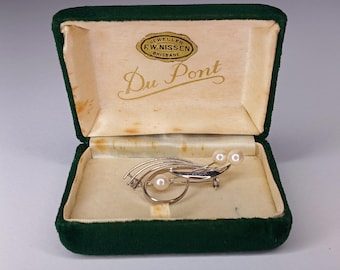 Spilla vintage "Du Pont" in argento sterling e perla coltivata – Scatola originale F.W. Nissen