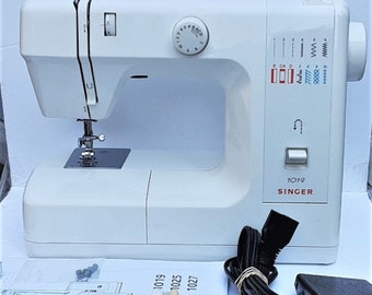 Singer 1019 sewing machine (pre owned)