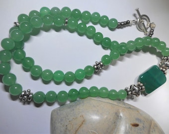 Collier d'aventurine verte 23 po. Perles d'aventurine verte naturelle, perle focale, avec des perles en argent sterling .925, un fermoir à bascule.