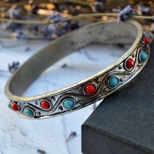 Vintage Tribal Armreif, silberfarbenes Armband mit roten und blauen Cabochonen, Armband für Frauen im Kuchi Stil