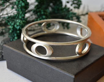 Vintage Modernist Bangle Bracelet, Mid Century Silver Tone Brutalist Style Small Size