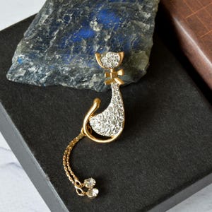 Vintage Rhinestone Cat Brooch: Gold Tone Dangle Chain Pin