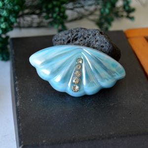 Vintage-Brosche aus blauem Lucite, Retro-Muschelbrosche, Ozeanbrosche aus der Mitte des 20. Jahrhunderts