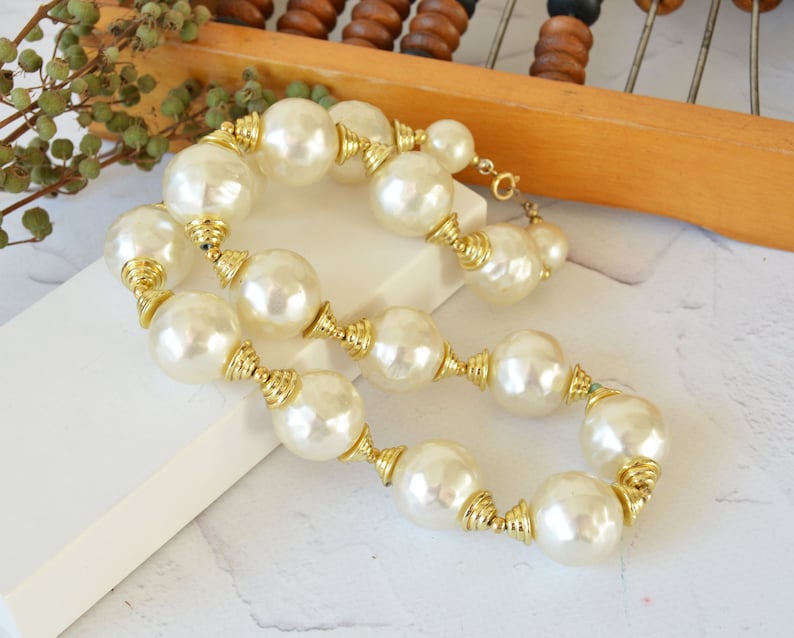 Cassic jewelry Vintage large pearl necklace 18 inches Faux pearls vintage choker