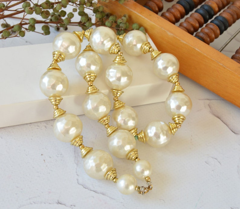 Cassic jewelry Vintage large pearl necklace 18 inches Faux pearls vintage choker