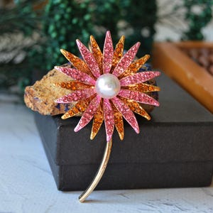 ラインストーン付きのヴィンテージダリアの花のブローチ、ゴールドトーンの花の輝くブローチまたはペンダント、大きな花のブローチ