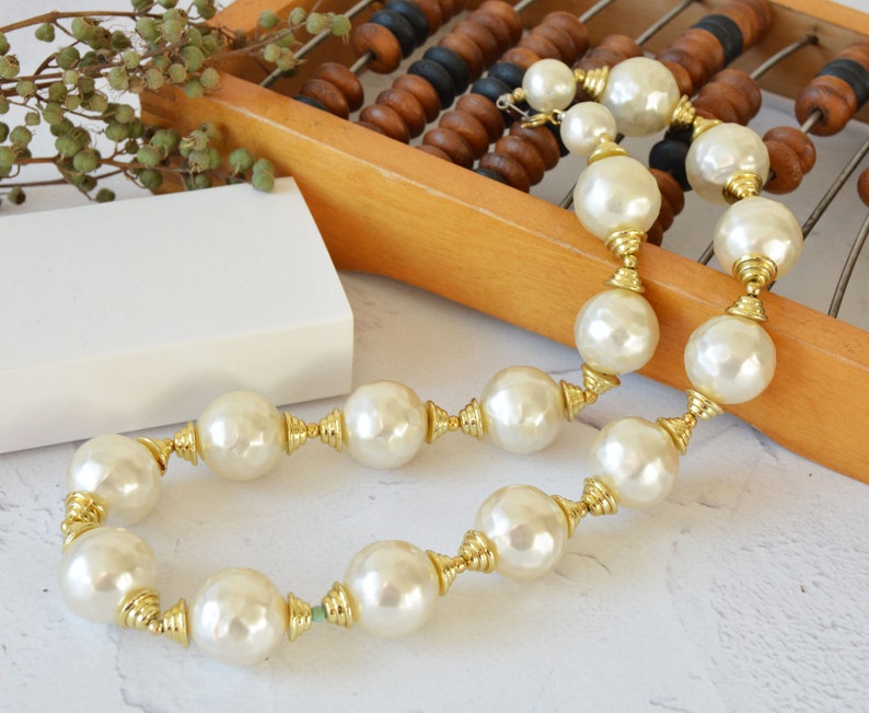 Cassic jewelry Vintage large pearl necklace 18 inches Faux pearls vintage choker