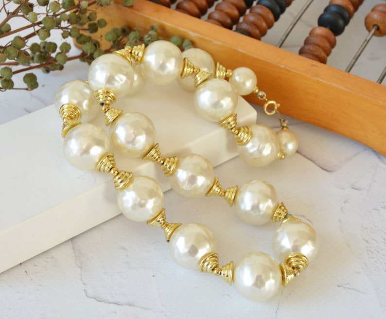 Cassic jewelry Vintage large pearl necklace 18 inches Faux pearls vintage choker