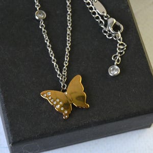 Vintage Rhinestone Butterfly Pendant Necklace: Gold Tone Choker