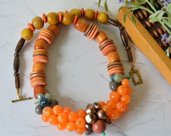 collier en grappes trapues vintage, collier surdimensionné en bois et lucite, collier gradué orange