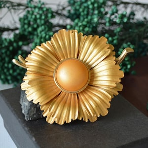 Vintage Gold Tone Daisy Brooch: Large Flower Pin, 1960s