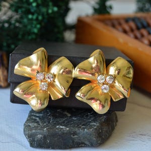 Vintage Gold Tone Flower Clip On Earrings: Rhinestone Retro Jewelry