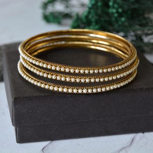 Pulseras vintage de perlas pequeñas, juego de 3 pulseras apilables en tono dorado, tamaño pequeño