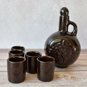 Set di decanter in ceramica vintage: arredamento da cucina scandinavo, 6 bicchierini