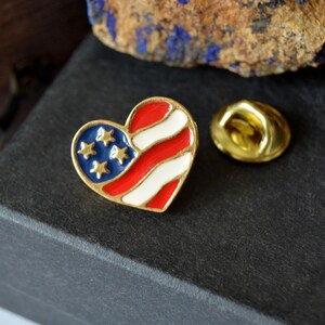 épinglette coeur miniature vintage signée Avon, broche drapeau USA en forme de coeur ton or avec émail