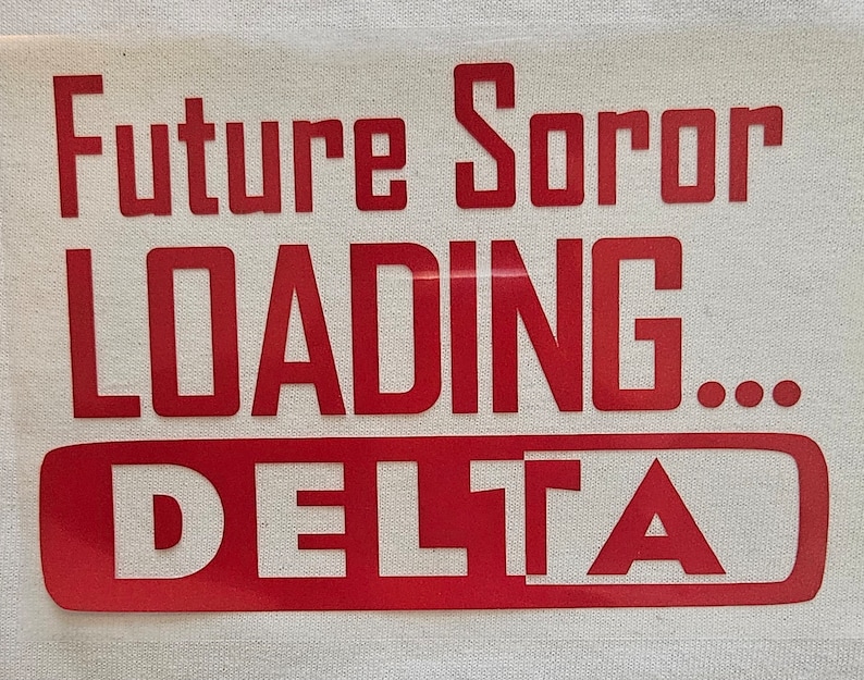 K&ouml;nnte beinhalten: Roter und wei&szlig;er Vinyl-Aufkleber mit dem Text "Future Soror Loading... DELTA".