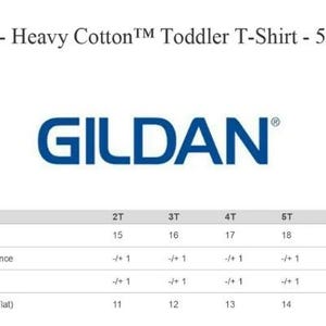 K&ouml;nnte beinhalten: Gr&ouml;&szlig;entabelle f&uuml;r das Gildan Heavy Cotton Toddler T-Shirt 5100P. Die Tabelle zeigt die K&ouml;rperl&auml;nge, die K&ouml;rperl&auml;ngentoleranz, die Brusttoleranz und die Brustweite (liegend) in Zoll f&uuml;r die Gr&ouml;&szlig;en 2T, 3T, 4T, 5T und 6T.