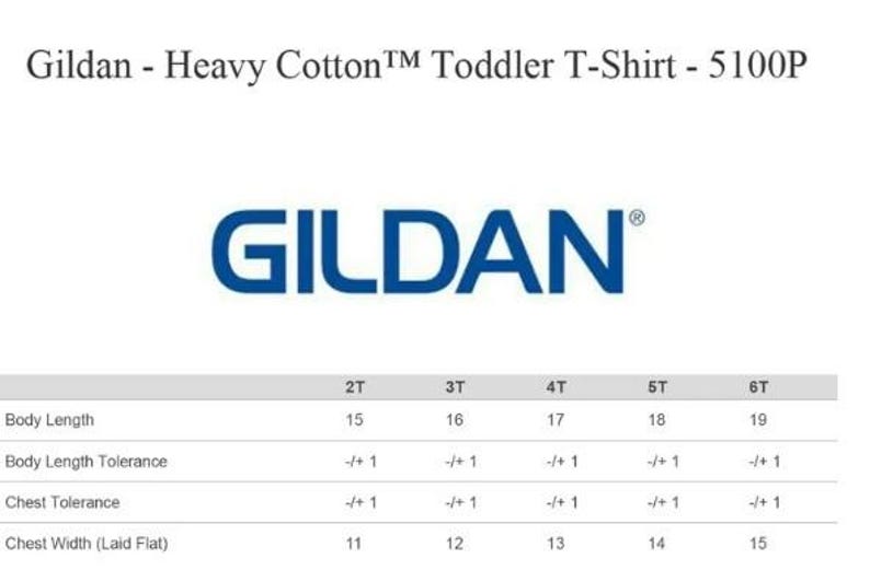 K&ouml;nnte beinhalten: Gr&ouml;&szlig;entabelle f&uuml;r das Gildan Heavy Cotton Toddler T-Shirt 5100P. Die Tabelle zeigt die K&ouml;rperl&auml;nge, die K&ouml;rperl&auml;ngentoleranz, die Brusttoleranz und die Brustweite (liegend) in Zoll f&uuml;r die Gr&ouml;&szlig;en 2T, 3T, 4T, 5T und 6T.