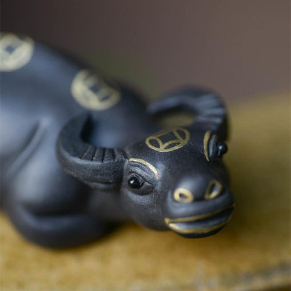 Yixing púrpura arena mineral negro barro oro toro adorna mascotas de té, esculturas de toro de meditación