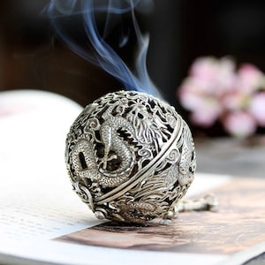 The hand-carved dragon and phoenix ball of ancient Tibetan silver in China.Can be used as a spice. L699